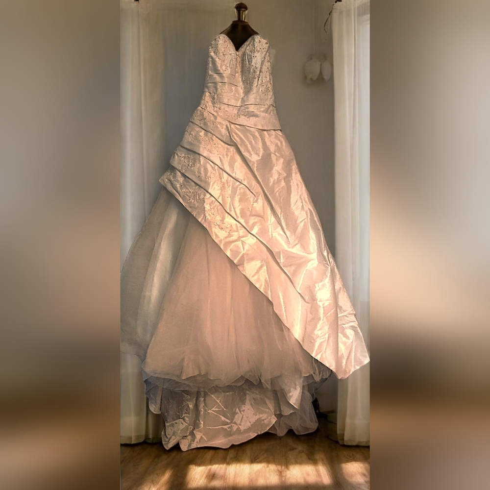 Elegant Balenciaga White Strapless Wedding Gown